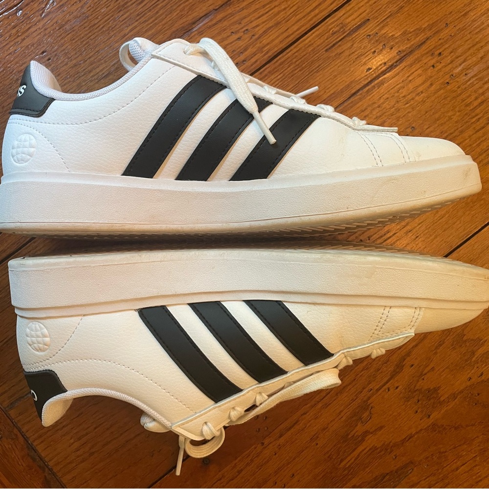 Adidas Women’s Grabd Court 2.0 - PERFECT CONDITION.  Size 8.5